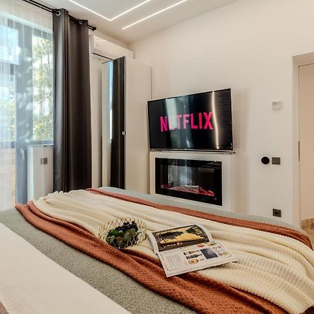Luxury Living: Smart 2Br Apartment At Unirii Square Bucarest Esterno foto