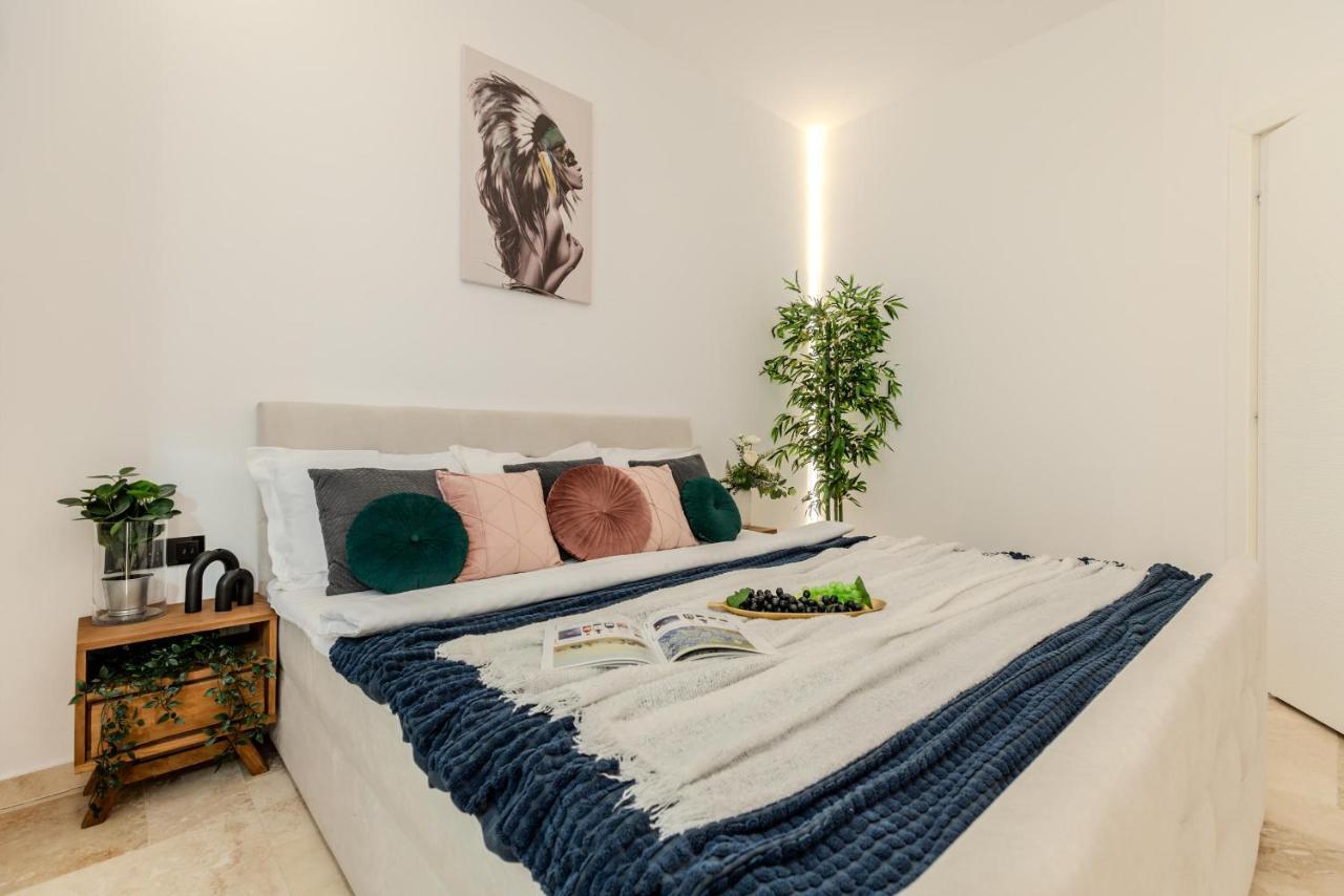 Luxury Living: Smart 2Br Apartment At Unirii Square Bucarest Esterno foto