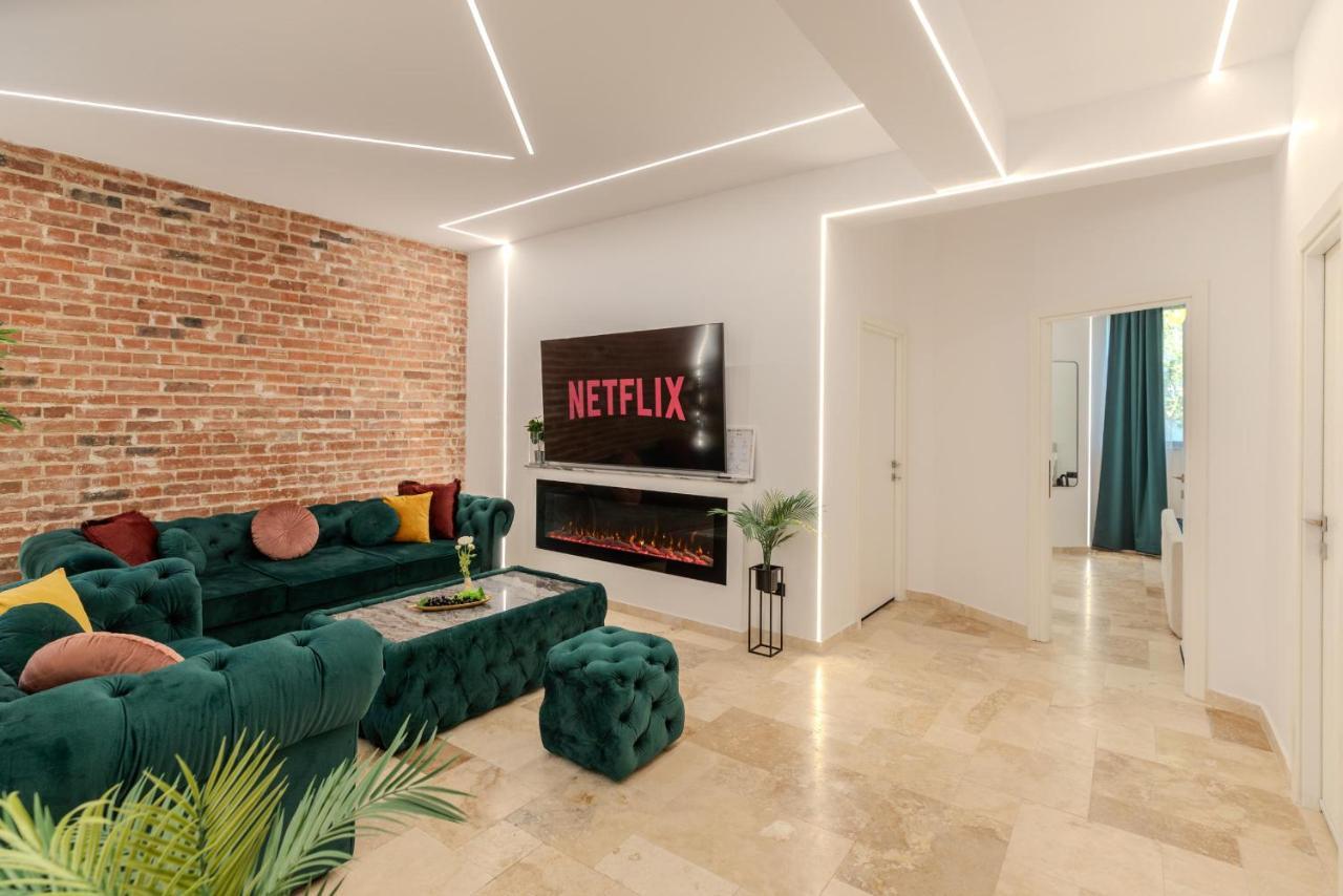 Luxury Living: Smart 2Br Apartment At Unirii Square Bucarest Esterno foto
