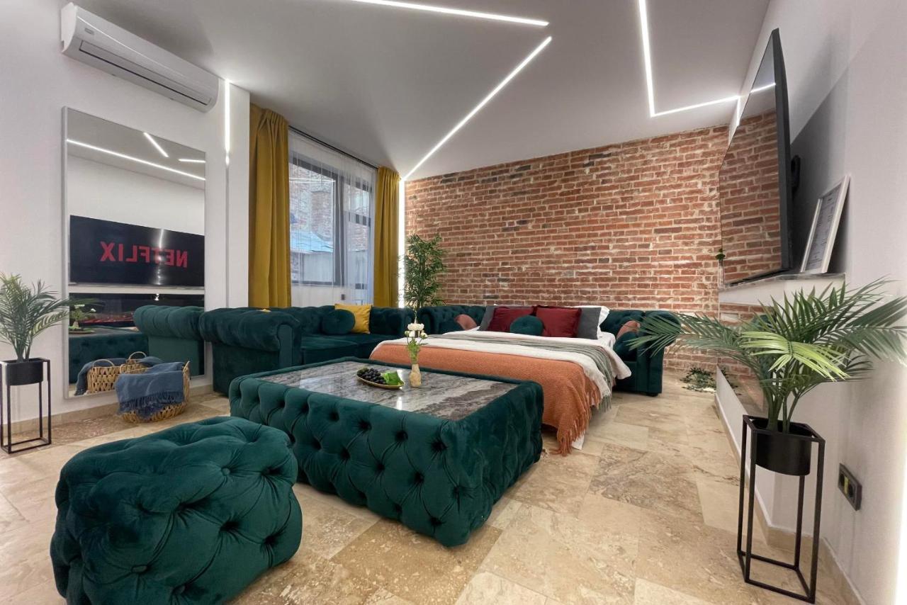 Luxury Living: Smart 2Br Apartment At Unirii Square Bucarest Esterno foto