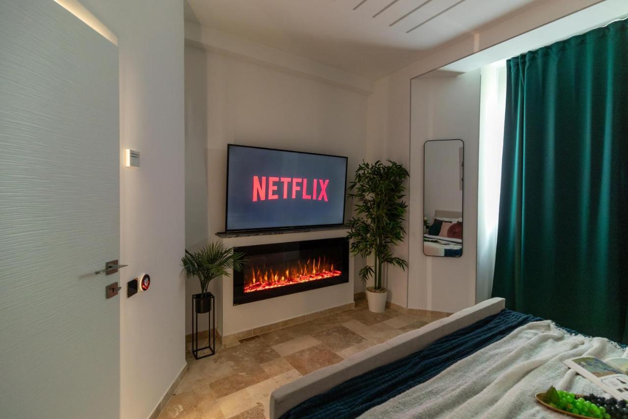 Luxury Living: Smart 2Br Apartment At Unirii Square Bucarest Esterno foto