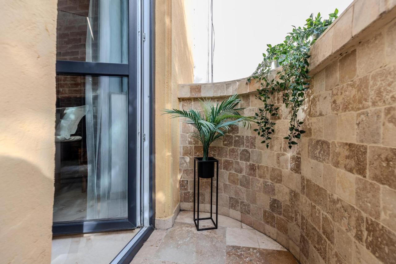 Luxury Living: Smart 2Br Apartment At Unirii Square Bucarest Esterno foto