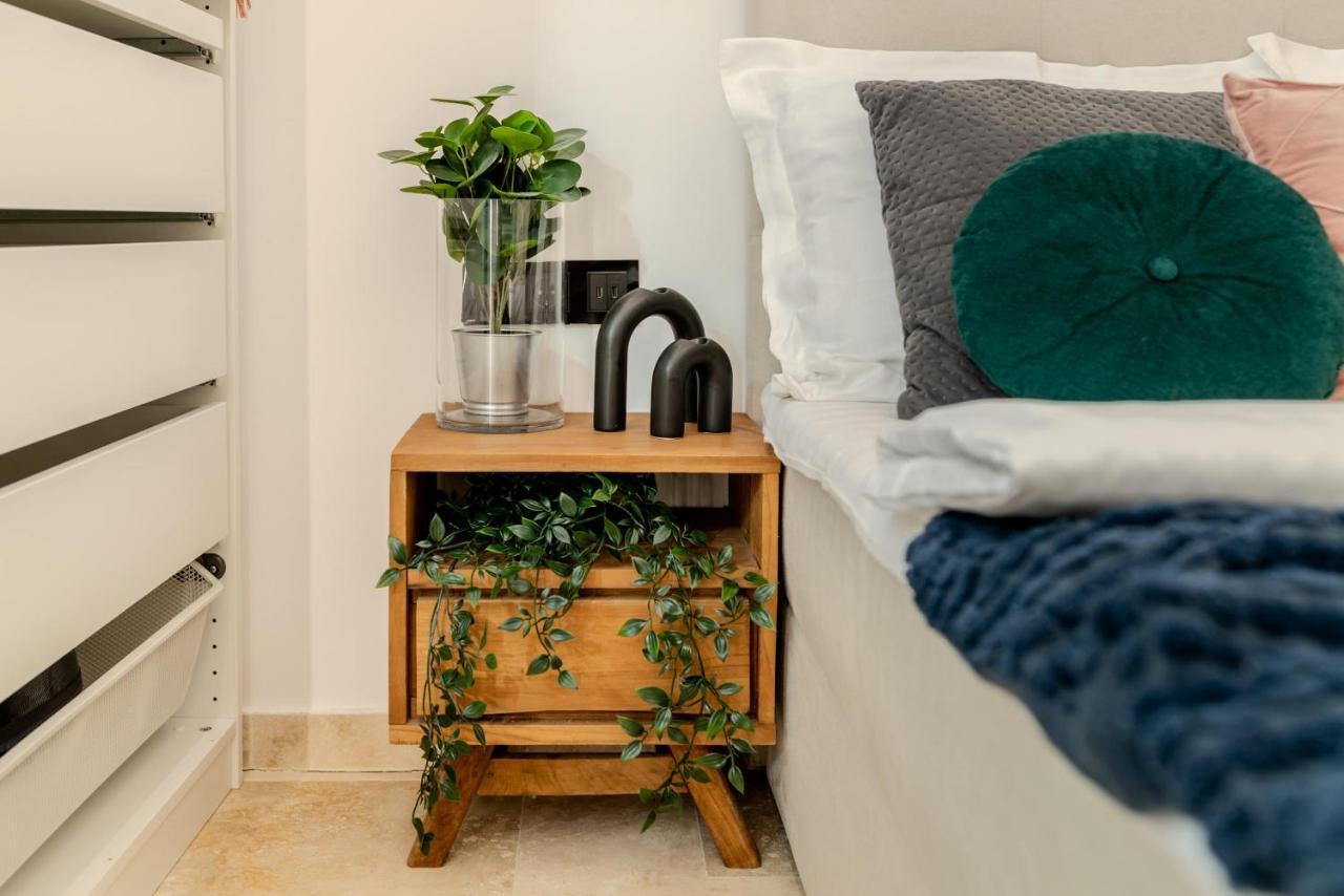 Luxury Living: Smart 2Br Apartment At Unirii Square Bucarest Esterno foto