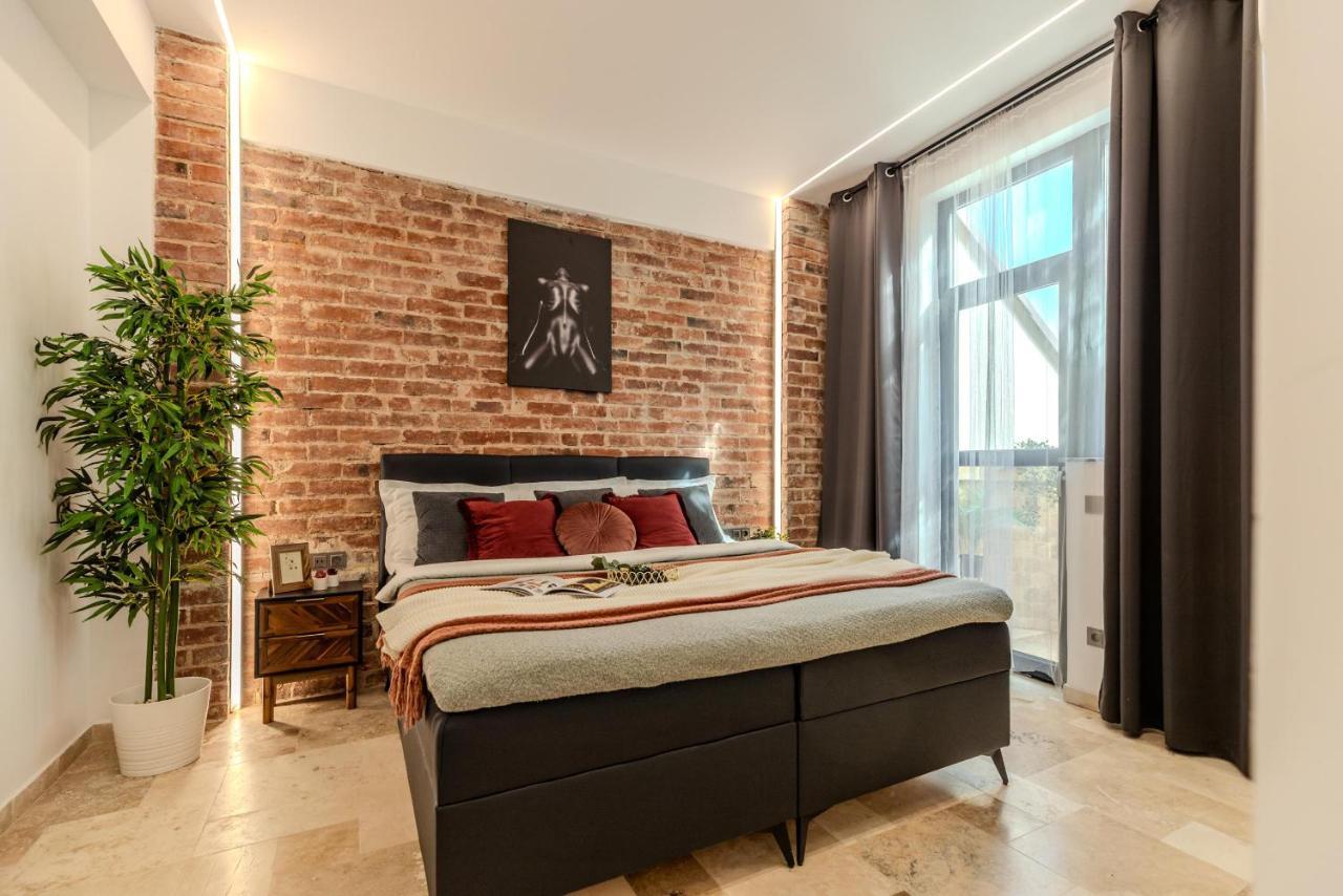 Luxury Living: Smart 2Br Apartment At Unirii Square Bucarest Esterno foto