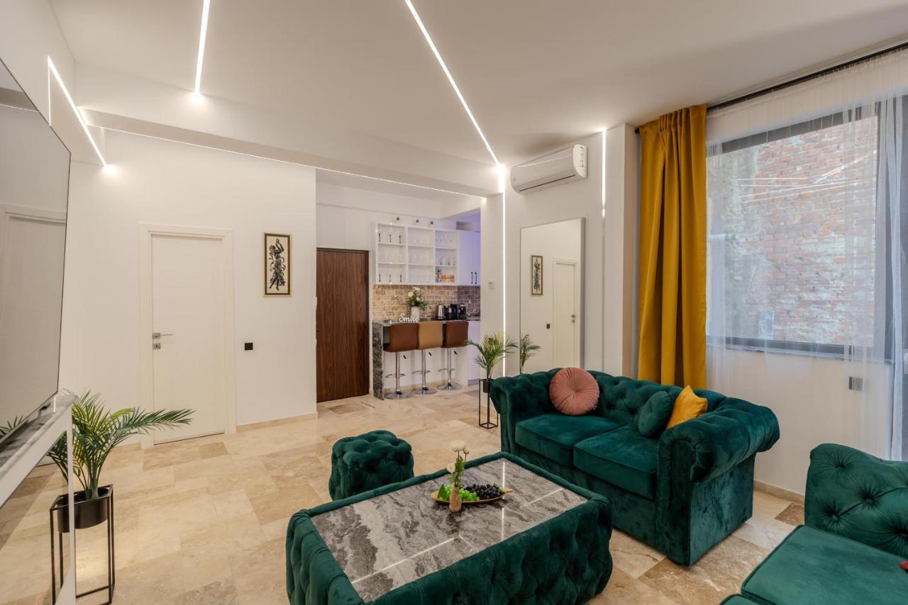 Luxury Living: Smart 2Br Apartment At Unirii Square Bucarest Esterno foto