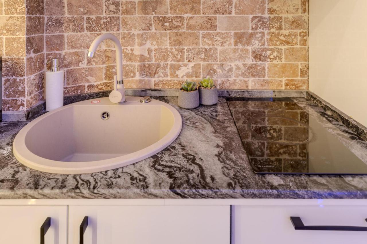 Luxury Living: Smart 2Br Apartment At Unirii Square Bucarest Esterno foto