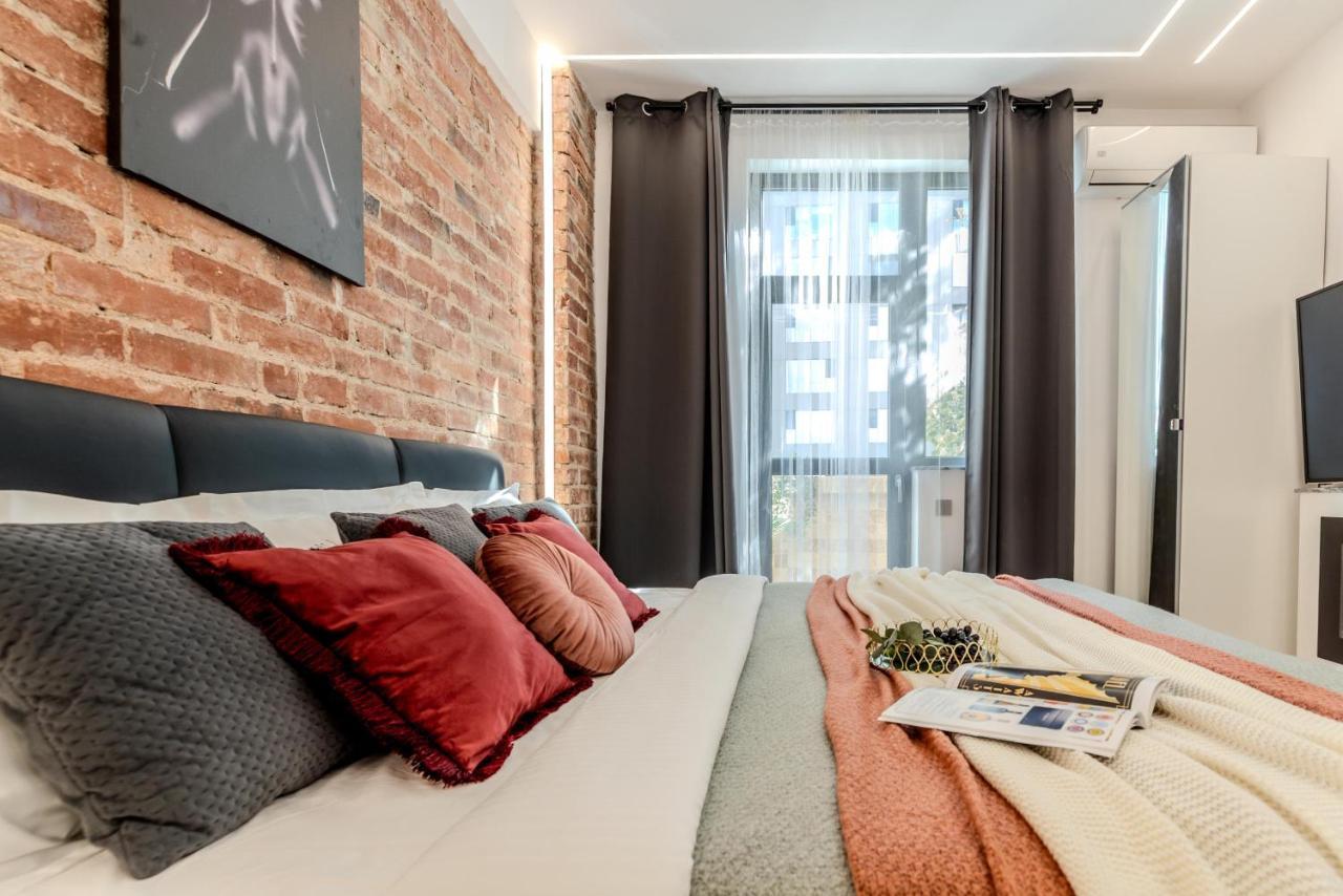 Luxury Living: Smart 2Br Apartment At Unirii Square Bucarest Esterno foto