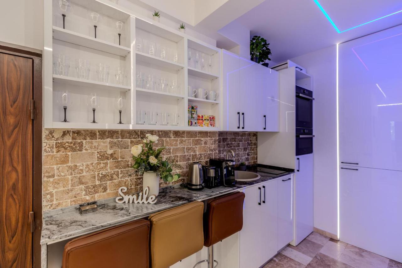 Luxury Living: Smart 2Br Apartment At Unirii Square Bucarest Esterno foto