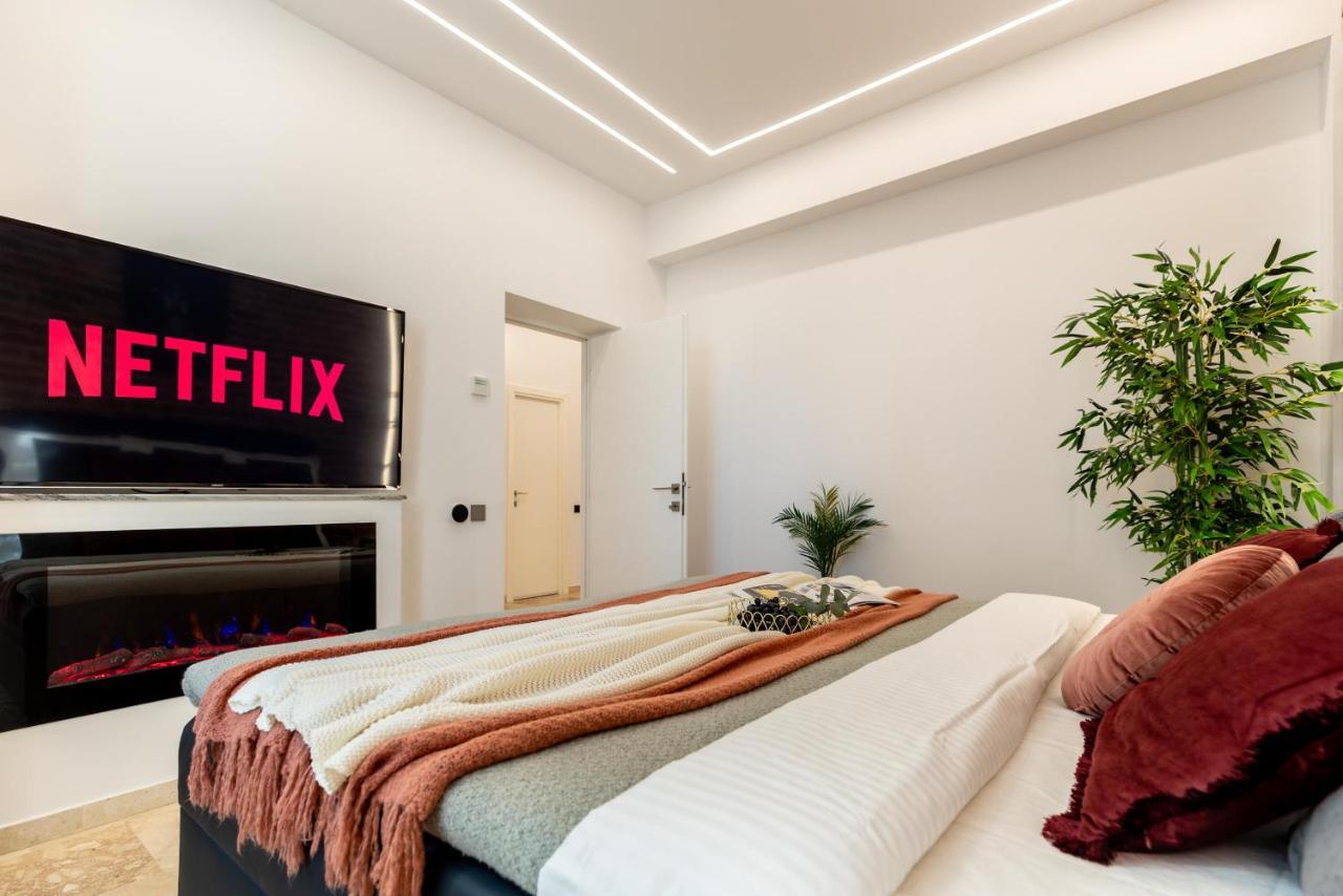 Luxury Living: Smart 2Br Apartment At Unirii Square Bucarest Esterno foto