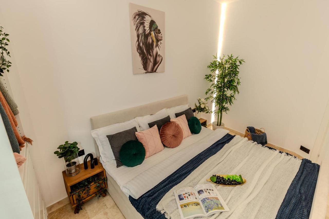 Luxury Living: Smart 2Br Apartment At Unirii Square Bucarest Esterno foto