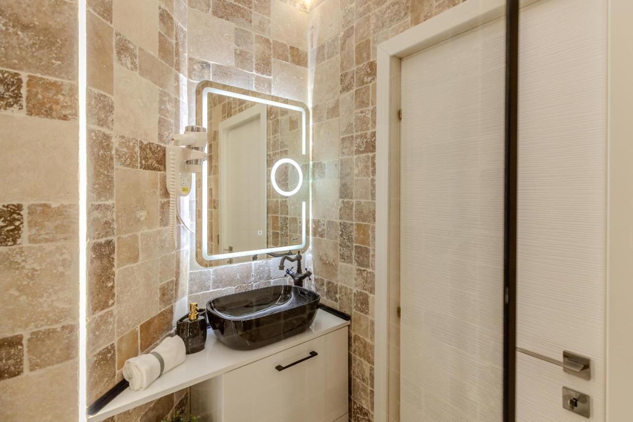 Luxury Living: Smart 2Br Apartment At Unirii Square Bucarest Esterno foto