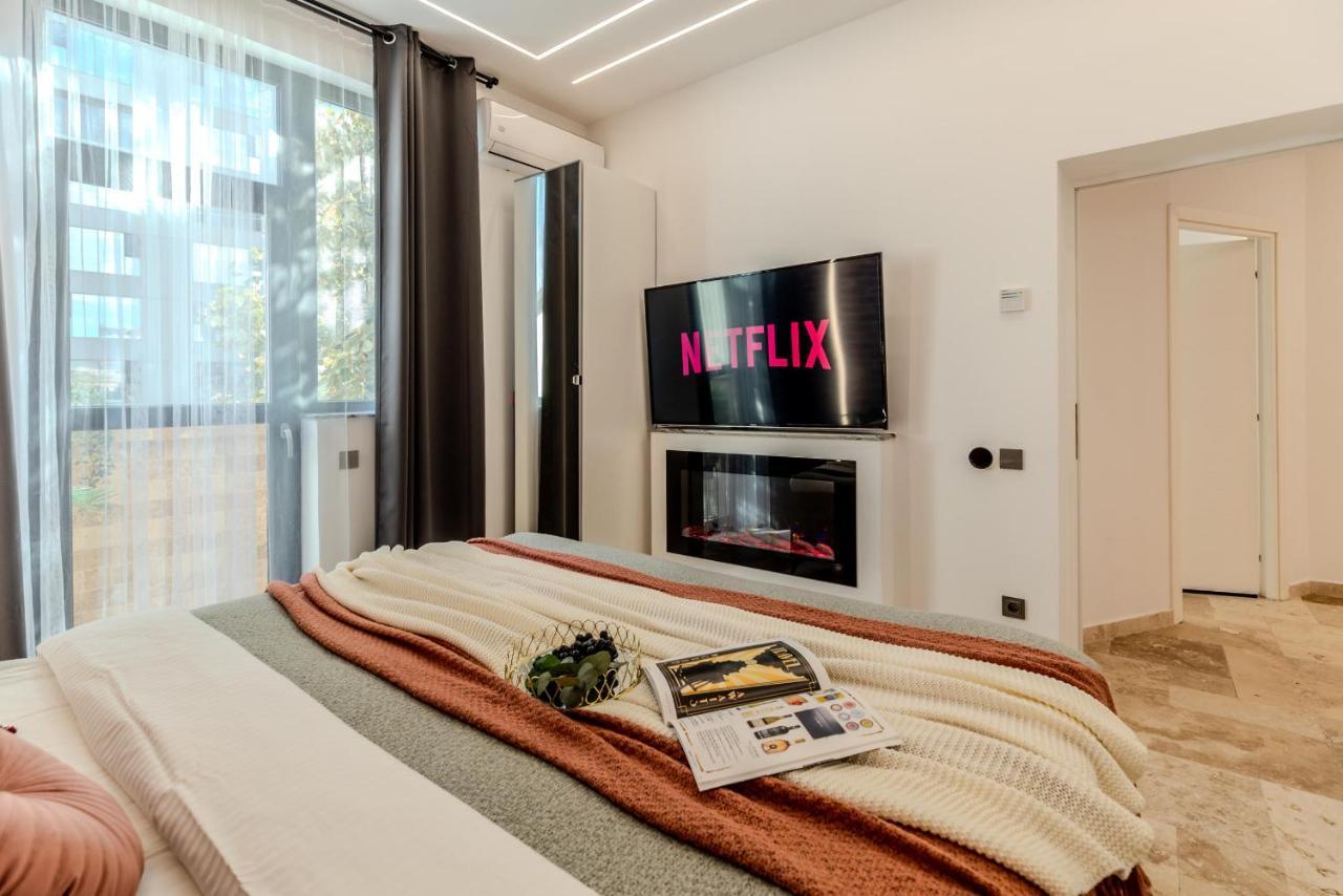 Luxury Living: Smart 2Br Apartment At Unirii Square Bucarest Esterno foto