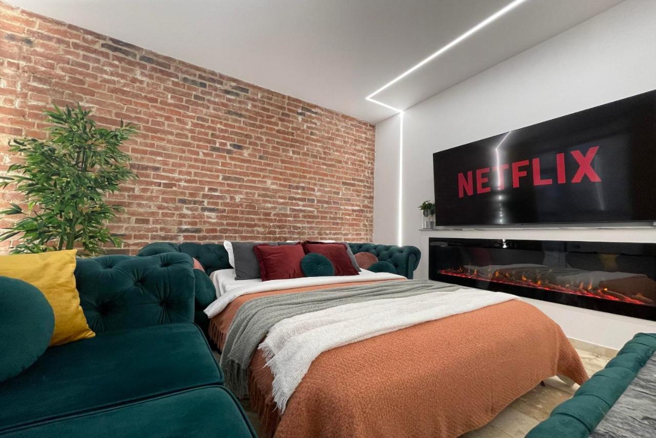 Luxury Living: Smart 2Br Apartment At Unirii Square Bucarest Esterno foto