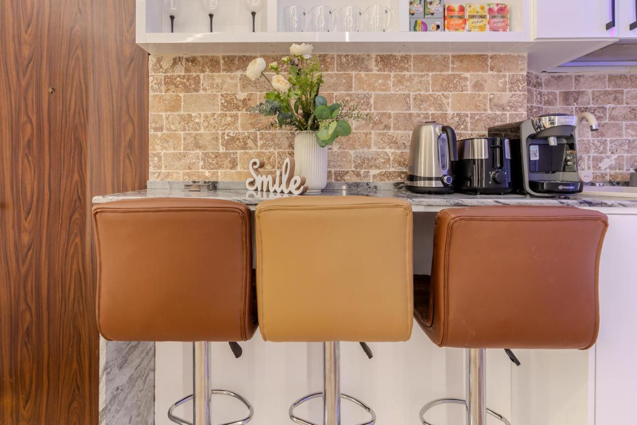 Luxury Living: Smart 2Br Apartment At Unirii Square Bucarest Esterno foto