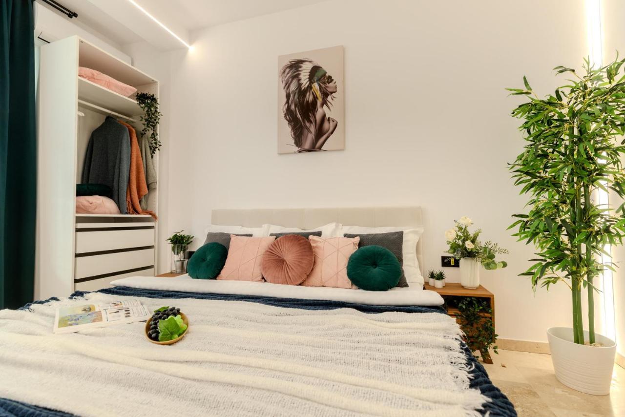 Luxury Living: Smart 2Br Apartment At Unirii Square Bucarest Esterno foto