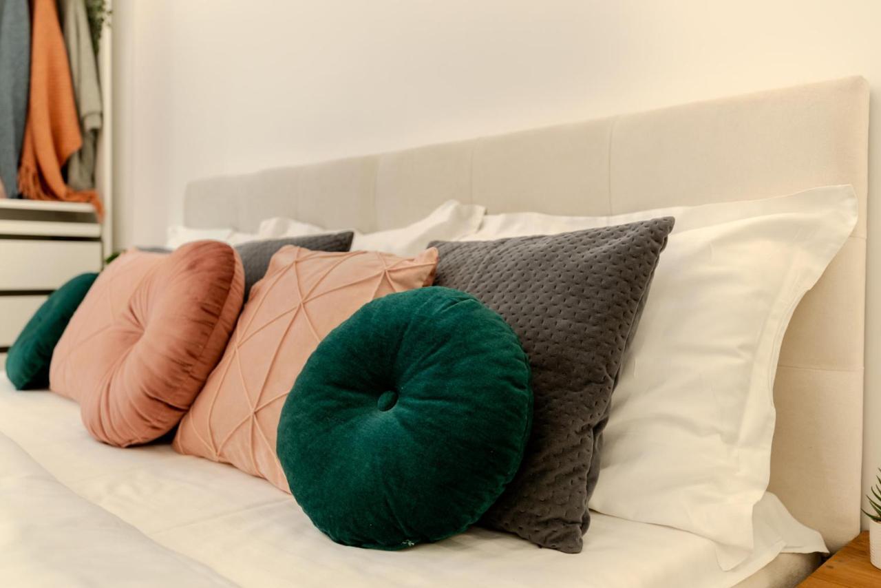 Luxury Living: Smart 2Br Apartment At Unirii Square Bucarest Esterno foto