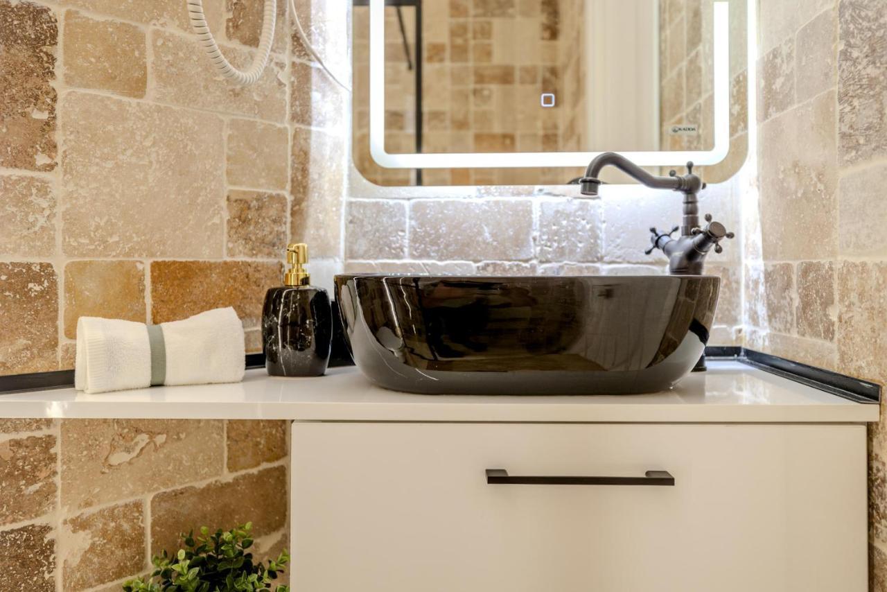 Luxury Living: Smart 2Br Apartment At Unirii Square Bucarest Esterno foto