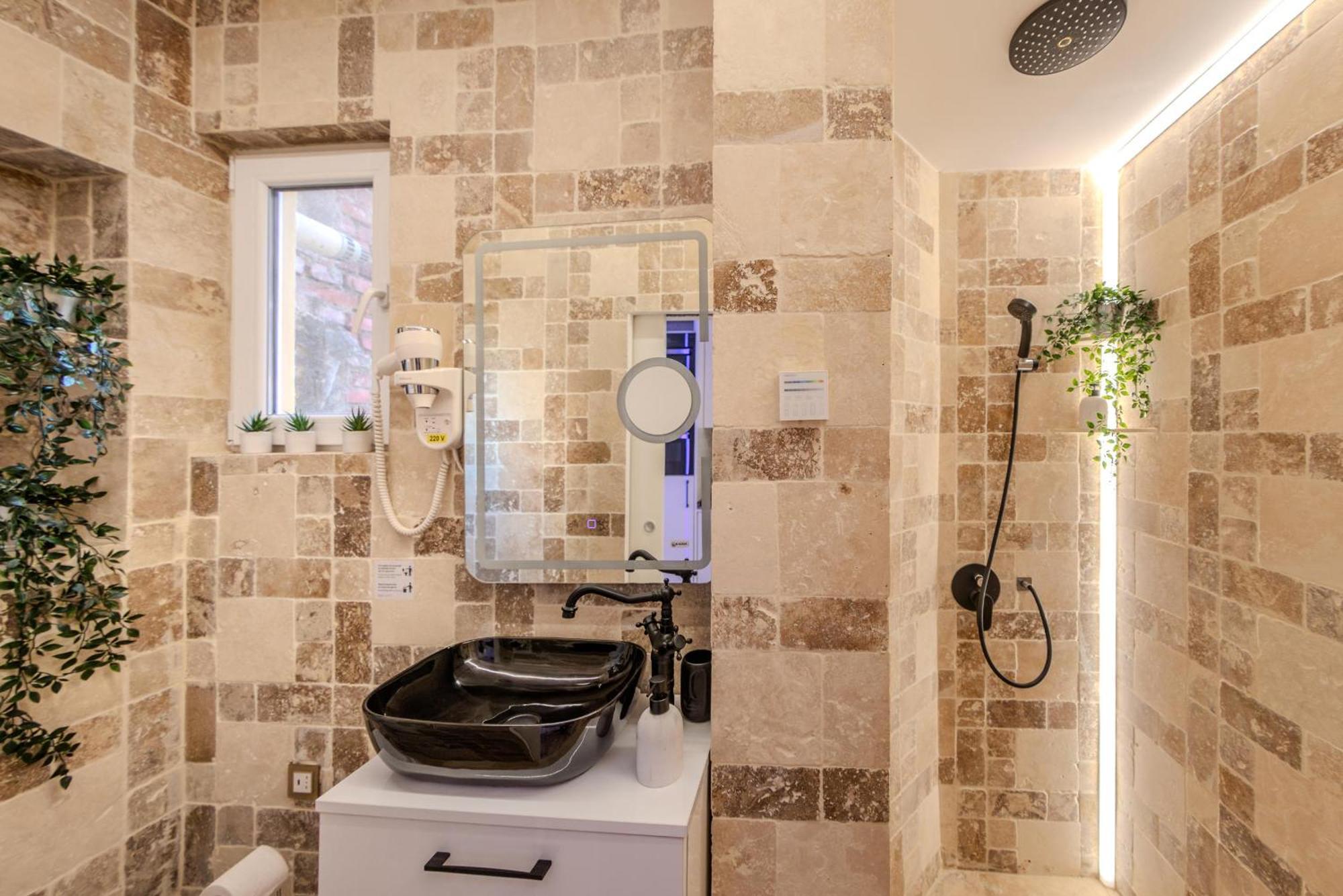 Luxury Living: Smart 2Br Apartment At Unirii Square Bucarest Esterno foto