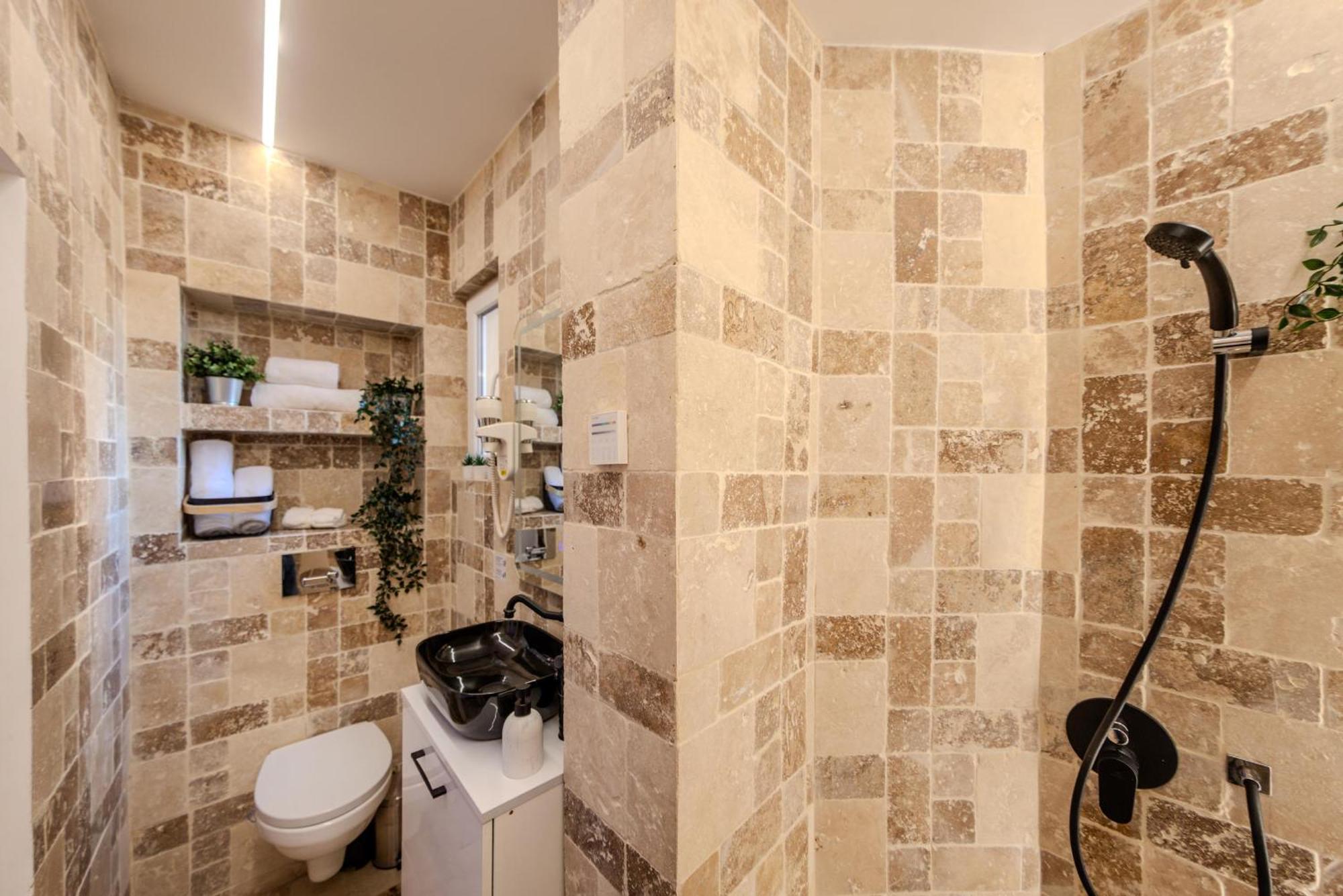 Luxury Living: Smart 2Br Apartment At Unirii Square Bucarest Esterno foto