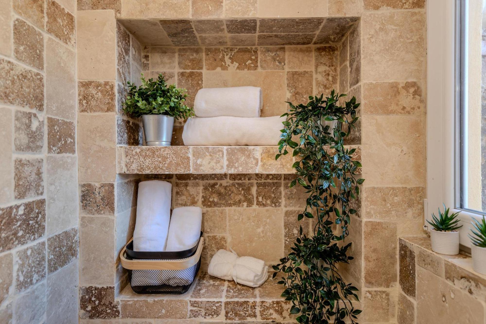 Luxury Living: Smart 2Br Apartment At Unirii Square Bucarest Esterno foto