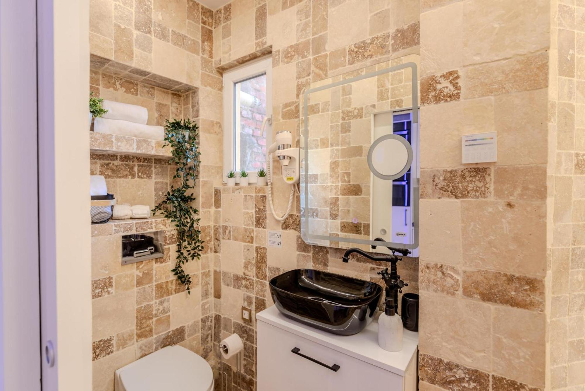 Luxury Living: Smart 2Br Apartment At Unirii Square Bucarest Esterno foto