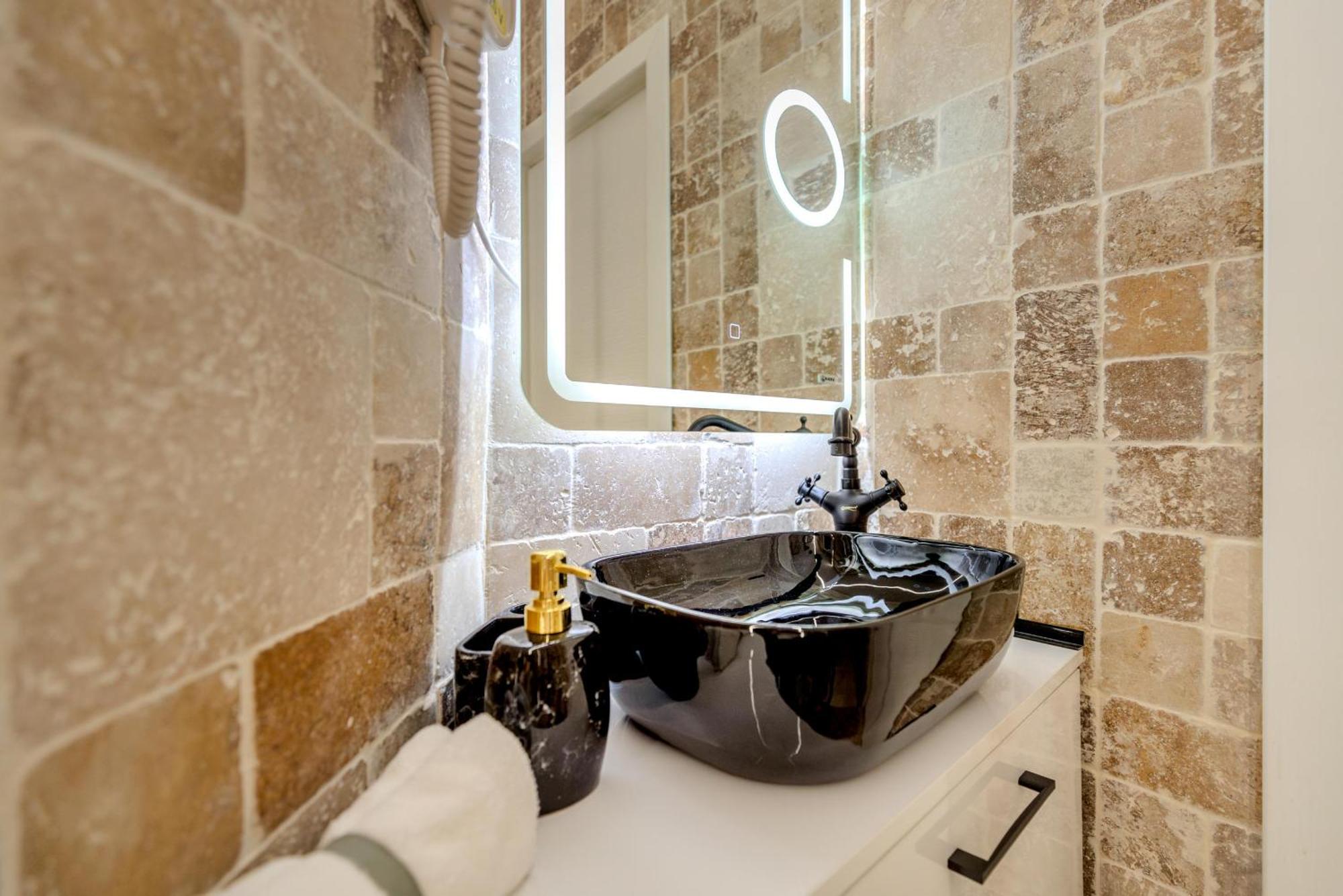 Luxury Living: Smart 2Br Apartment At Unirii Square Bucarest Esterno foto