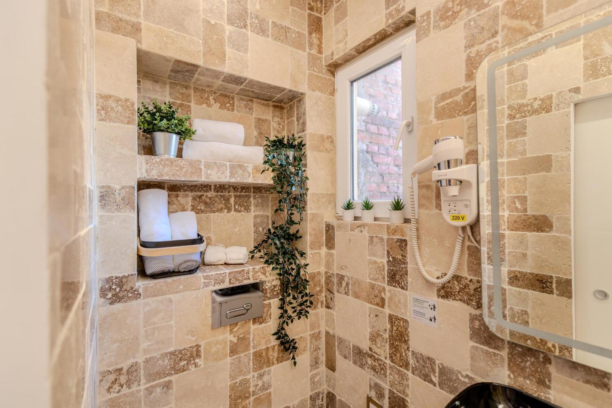 Luxury Living: Smart 2Br Apartment At Unirii Square Bucarest Esterno foto
