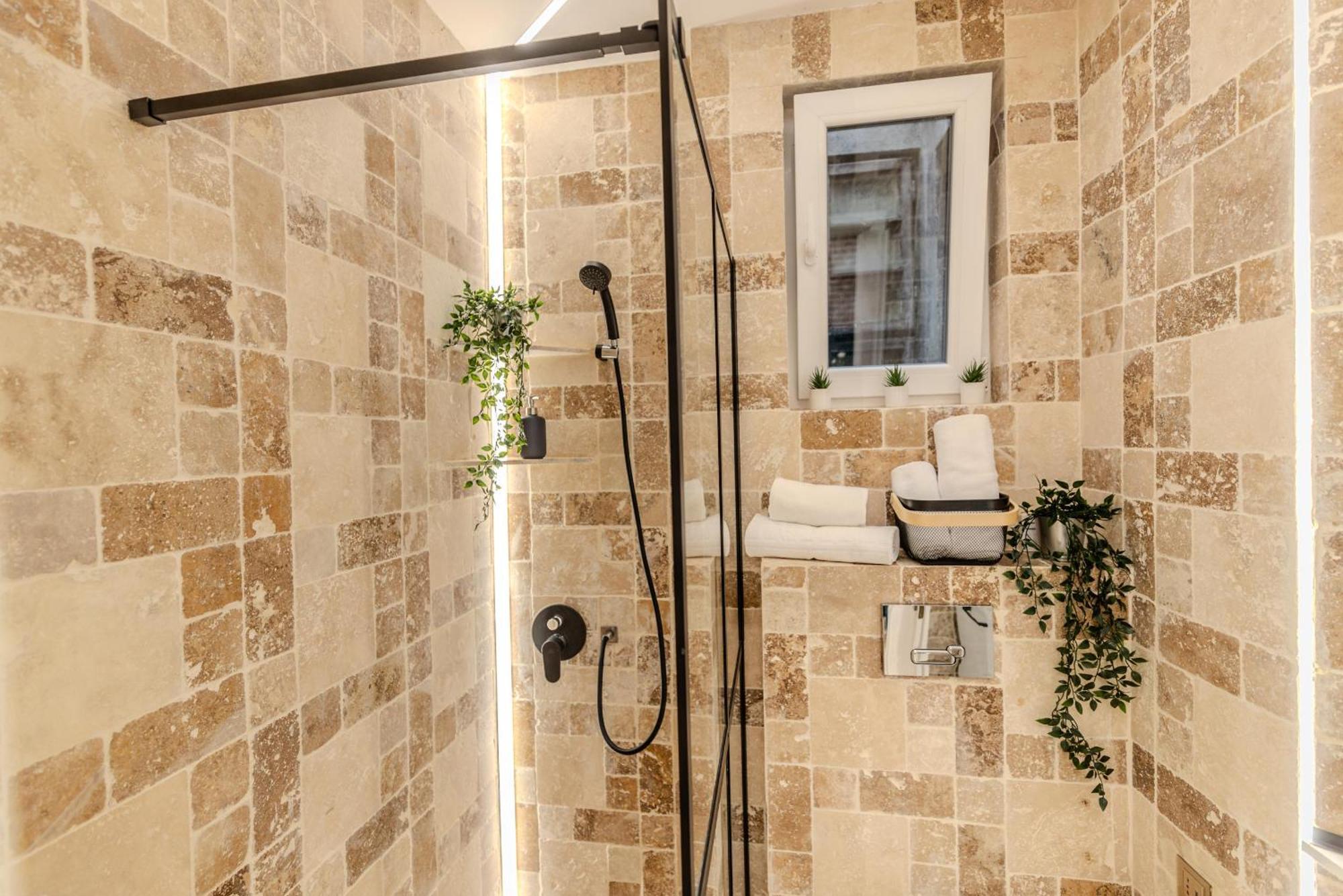 Luxury Living: Smart 2Br Apartment At Unirii Square Bucarest Esterno foto