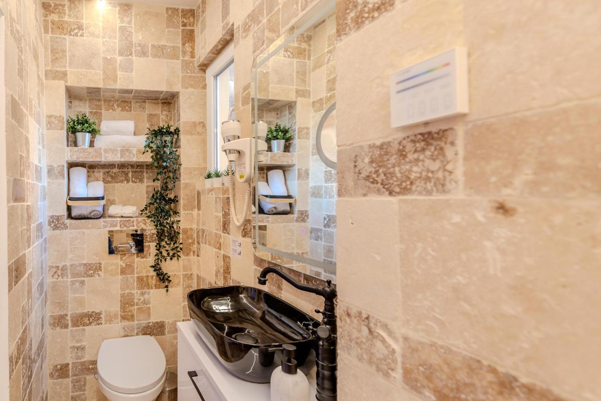 Luxury Living: Smart 2Br Apartment At Unirii Square Bucarest Esterno foto